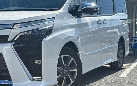 Toyota Voxy III, 2018 год, 2 250 000 рублей, 16 фотография