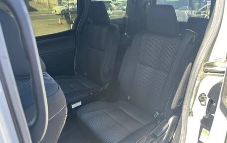 Toyota Voxy III, 2018 год, 2 250 000 рублей, 14 фотография