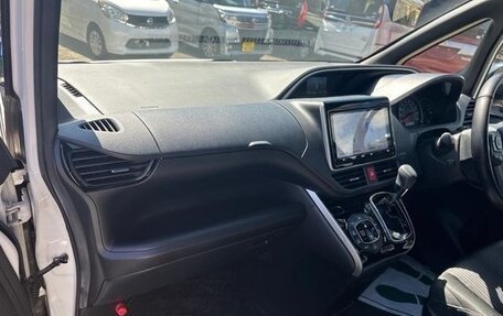 Toyota Voxy III, 2018 год, 2 250 000 рублей, 10 фотография