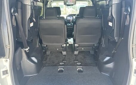 Toyota Voxy III, 2018 год, 2 250 000 рублей, 22 фотография