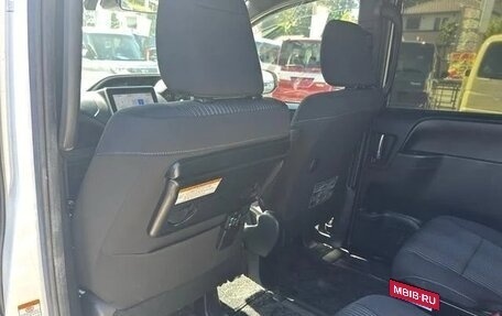 Toyota Voxy III, 2018 год, 2 250 000 рублей, 13 фотография