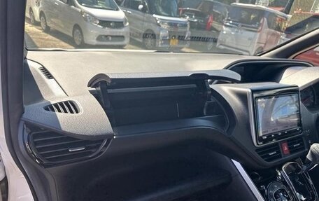 Toyota Voxy III, 2018 год, 2 250 000 рублей, 27 фотография