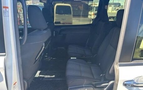 Toyota Voxy III, 2018 год, 2 250 000 рублей, 29 фотография