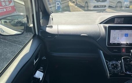 Toyota Voxy III, 2018 год, 2 250 000 рублей, 34 фотография