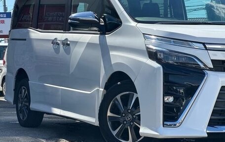 Toyota Voxy III, 2018 год, 2 250 000 рублей, 30 фотография