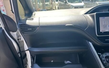 Toyota Voxy III, 2018 год, 2 250 000 рублей, 31 фотография