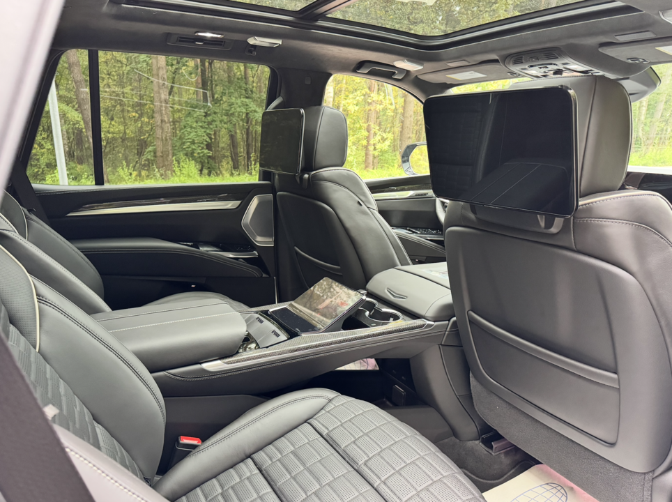 Cadillac Escalade V, 2026 год, 30 000 000 рублей, 4 фотография