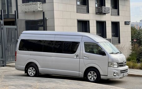 Toyota HiAce H200, 2011 год, 1 420 000 рублей, 2 фотография