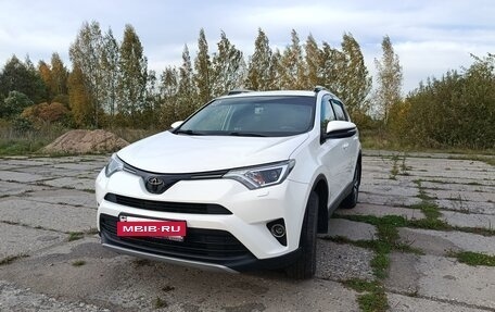 Toyota RAV4, 2017 год, 2 249 000 рублей, 2 фотография