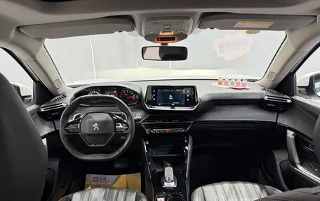 Peugeot 2008 II, 2022 год, 1 700 000 рублей, 8 фотография
