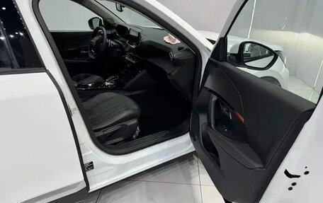 Peugeot 2008 II, 2022 год, 1 700 000 рублей, 15 фотография