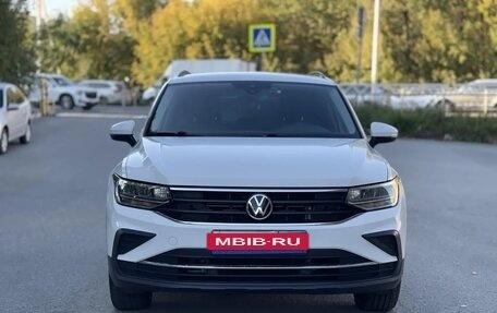 Volkswagen Tiguan II, 2021 год, 2 880 000 рублей, 2 фотография