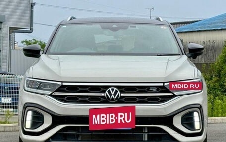 Volkswagen T-Roc I, 2023 год, 1 890 000 рублей, 2 фотография