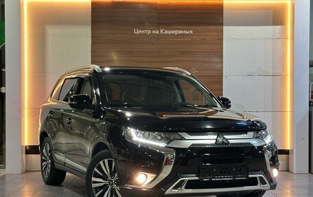 Mitsubishi Outlander III рестайлинг 3, 2020 год, 2 399 900 рублей, 3 фотография