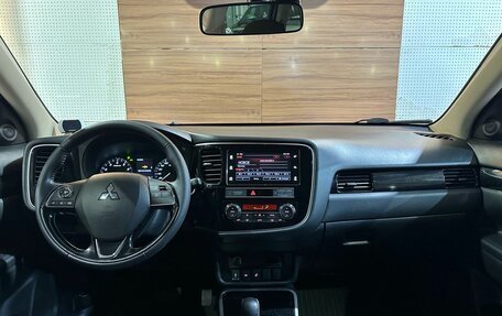 Mitsubishi Outlander III рестайлинг 3, 2020 год, 2 399 900 рублей, 8 фотография