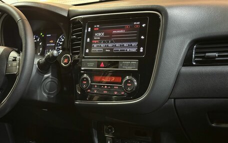 Mitsubishi Outlander III рестайлинг 3, 2020 год, 2 399 900 рублей, 11 фотография