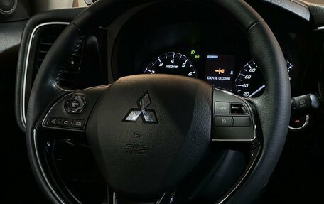 Mitsubishi Outlander III рестайлинг 3, 2020 год, 2 399 900 рублей, 10 фотография