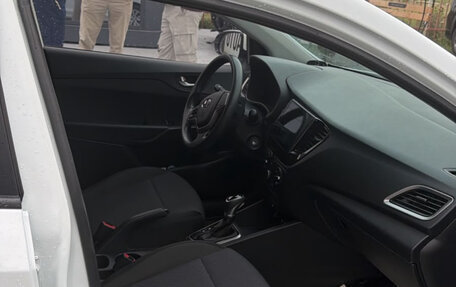 Hyundai Solaris II рестайлинг, 2017 год, 999 000 рублей, 2 фотография