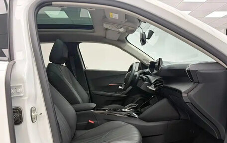 Peugeot 2008 II, 2023 год, 1 350 000 рублей, 8 фотография