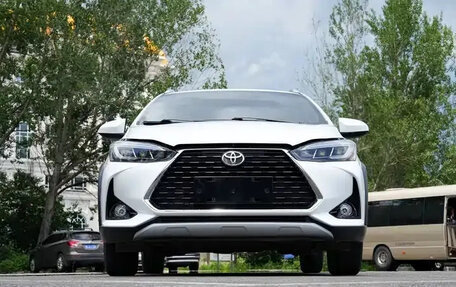 Toyota Yaris XP150 рестайлинг, 2022 год, 1 050 000 рублей, 2 фотография