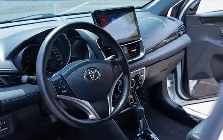 Toyota Yaris XP150 рестайлинг, 2022 год, 1 050 000 рублей, 9 фотография