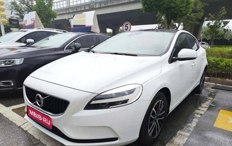 Volvo V40 II рестайлинг, 2018 год, 1 072 000 рублей, 1 фотография