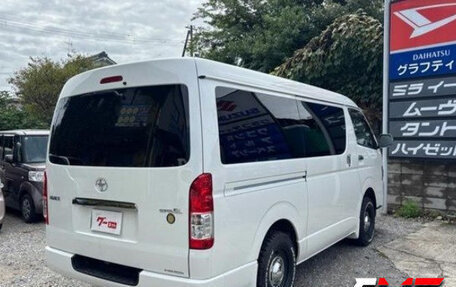 Toyota HiAce H200, 2017 год, 4 640 000 рублей, 2 фотография