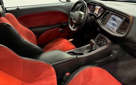Dodge Challenger III рестайлинг 2, 2018 год, 4 000 000 рублей, 18 фотография