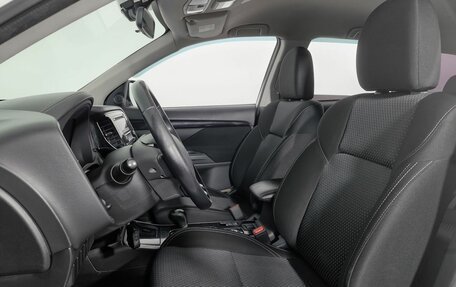 Mitsubishi Outlander III рестайлинг 3, 2019 год, 1 849 000 рублей, 13 фотография