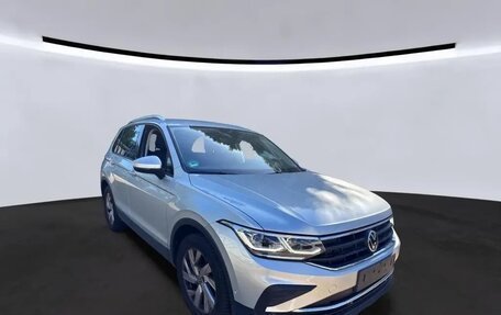 Volkswagen Tiguan II, 2022 год, 2 492 000 рублей, 3 фотография