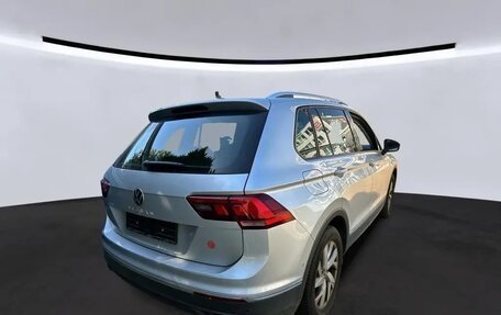 Volkswagen Tiguan II, 2022 год, 2 492 000 рублей, 2 фотография