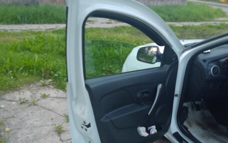 Renault Logan II, 2017 год, 400 000 рублей, 16 фотография