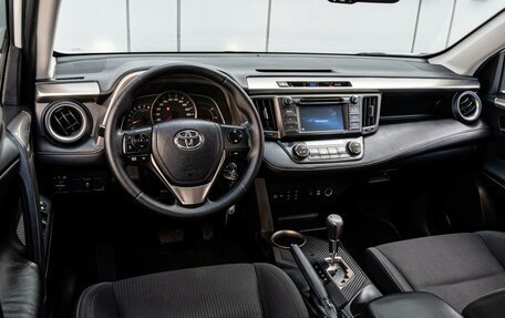 Toyota RAV4, 2015 год, 1 990 000 рублей, 6 фотография