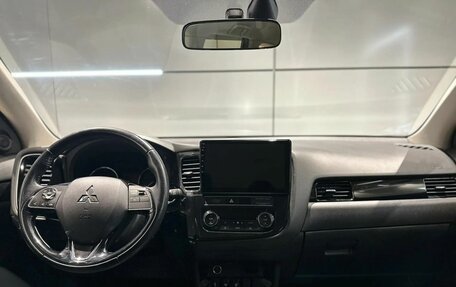 Mitsubishi Outlander III рестайлинг 3, 2019 год, 2 220 000 рублей, 12 фотография