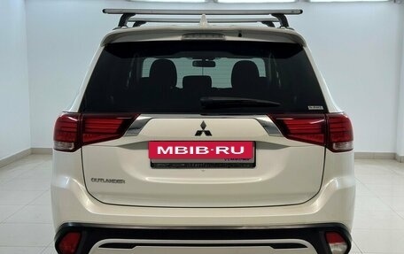 Mitsubishi Outlander III рестайлинг 3, 2021 год, 2 150 000 рублей, 3 фотография