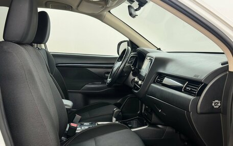 Mitsubishi Outlander III рестайлинг 3, 2021 год, 2 150 000 рублей, 14 фотография