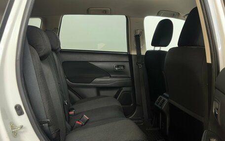 Mitsubishi Outlander III рестайлинг 3, 2021 год, 2 150 000 рублей, 15 фотография