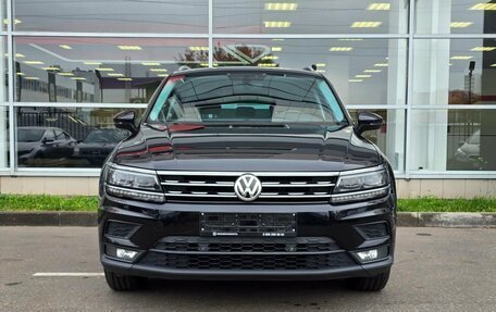 Volkswagen Tiguan II, 2018 год, 2 030 000 рублей, 2 фотография