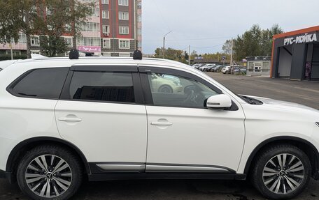 Mitsubishi Outlander III рестайлинг 3, 2019 год, 2 800 000 рублей, 4 фотография