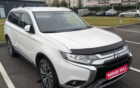 Mitsubishi Outlander III рестайлинг 3, 2019 год, 2 800 000 рублей, 2 фотография
