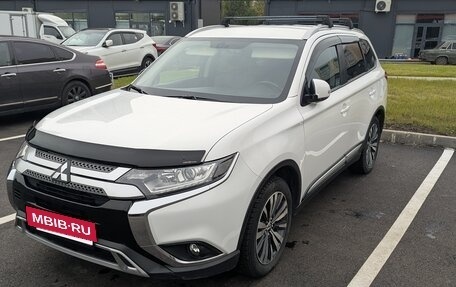 Mitsubishi Outlander III рестайлинг 3, 2019 год, 2 800 000 рублей, 3 фотография