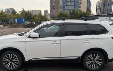 Mitsubishi Outlander III рестайлинг 3, 2019 год, 2 800 000 рублей, 5 фотография