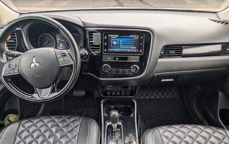 Mitsubishi Outlander III рестайлинг 3, 2019 год, 2 800 000 рублей, 11 фотография
