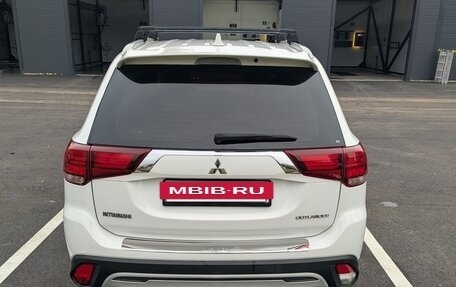 Mitsubishi Outlander III рестайлинг 3, 2019 год, 2 800 000 рублей, 6 фотография