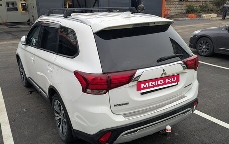 Mitsubishi Outlander III рестайлинг 3, 2019 год, 2 800 000 рублей, 8 фотография
