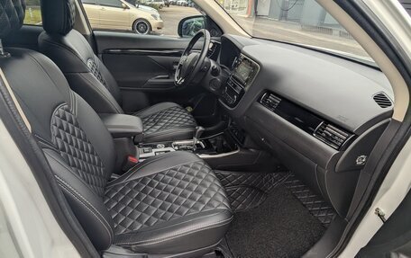 Mitsubishi Outlander III рестайлинг 3, 2019 год, 2 800 000 рублей, 13 фотография