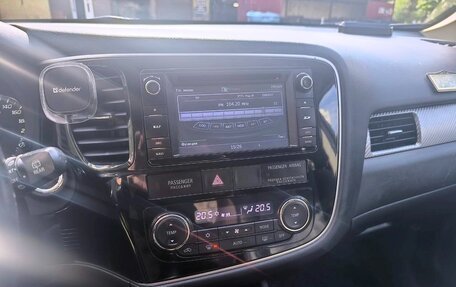 Mitsubishi Outlander III рестайлинг 3, 2013 год, 1 200 000 рублей, 10 фотография