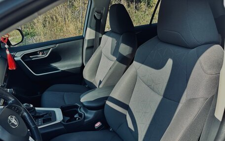 Toyota RAV4, 2019 год, 3 200 000 рублей, 12 фотография