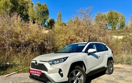 Toyota RAV4, 2019 год, 3 200 000 рублей, 2 фотография