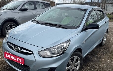 Hyundai Solaris II рестайлинг, 2013 год, 825 000 рублей, 2 фотография
